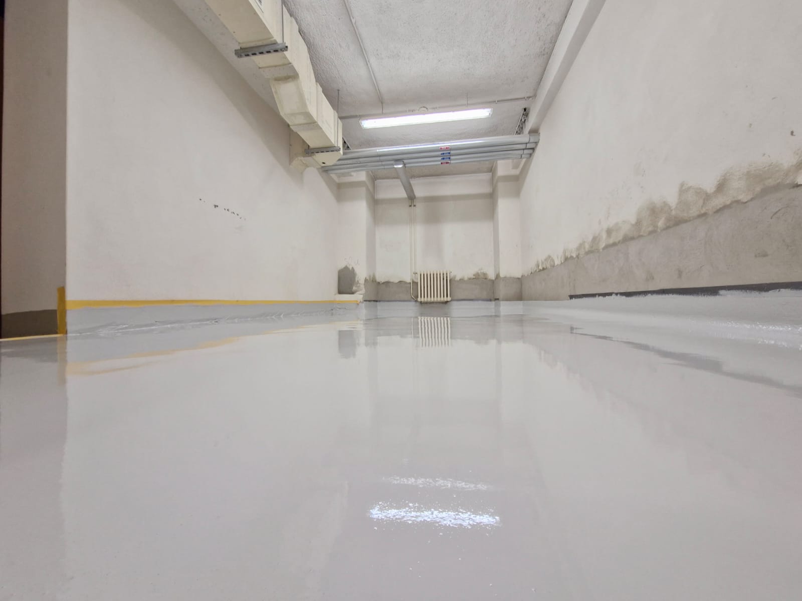 Gładka posadzka żywiczna w przestrzeni technicznej